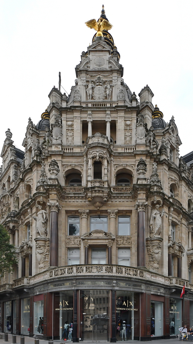 Ein historisches Gebude an der  Meir , eine der bedeutenden Einkaufsstraen in Antwerpen. (Juli 2018)