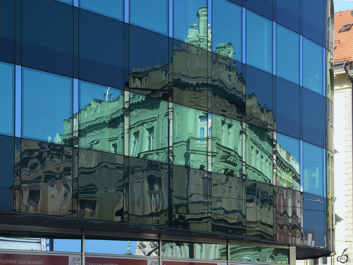 Ein historisches Gebude spiegelt sich in einer modernen Glasfassade. (Prag, September 2012)