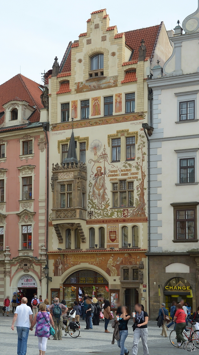 Ein historisches Stadthaus auf dem Altstdter Platz in Prag. (September 2012)