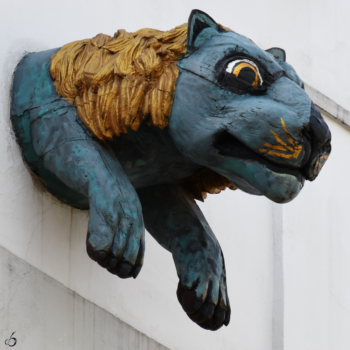 Ein hölzener Löwe (?) am Giebel des Galerie Restaurants TO'N OSSEN. (Wismar, Mai 2023)