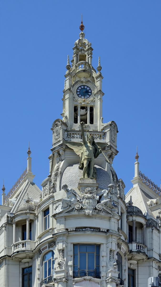 Ein hbsch gestalteter Turm an einer Gebudeecke in Porto. (Mai 2013)