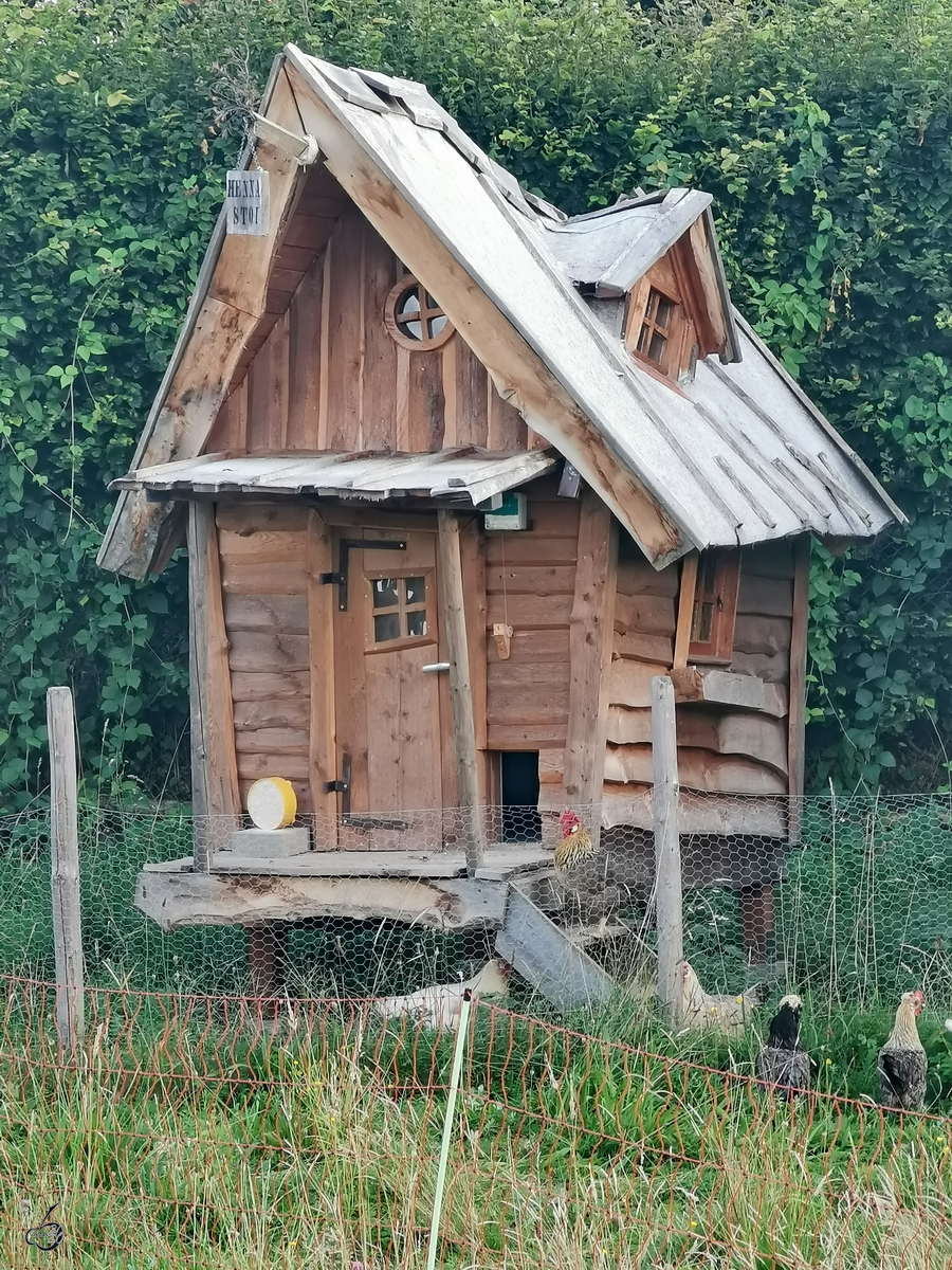 Ein interesanter Hhnerstall war in Waging am See zu sehen. (August 2020)