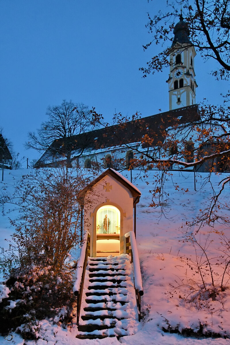 Ein Kapellenbildstock unterhalb der Pfarrkirche St. Nikolaus, so gesehen Ende November 2023 in Pfronten-Ried.