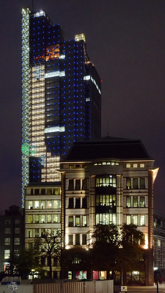 Ein klassisches Stadthaus verdeckt teilweise das 35-geschossige Hochhaus The Heron. (London, September 2013)