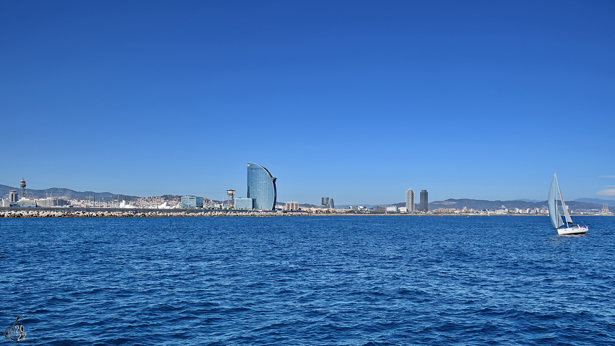 Ein kleine Hafenrundfahrt ermöglichte Anfang November 2022 diesen Blick auf die katalanische Hauptstadt Barcelona. 