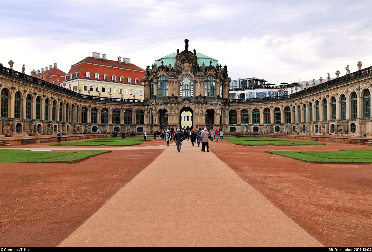 Ein kleiner Rundgang auf den Auenanlagen des Dresdner Zwingers.
Blick Richtung Glockenspielpavillon.
[8.12.2019 | 13:04 Uhr]