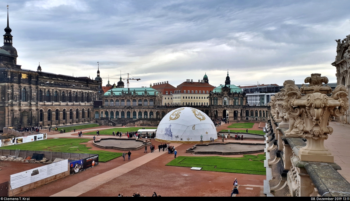 Ein kleiner Rundgang auf den Auenanlagen des Dresdner Zwingers.
Blick von einer der Bogengalerien auf den Innenhof der ehemaligen Festungsanlage, in dem derzeit teilweise gebaut wird.
(Smartphone-Aufnahme)
[8.12.2019 | 13:11 Uhr]