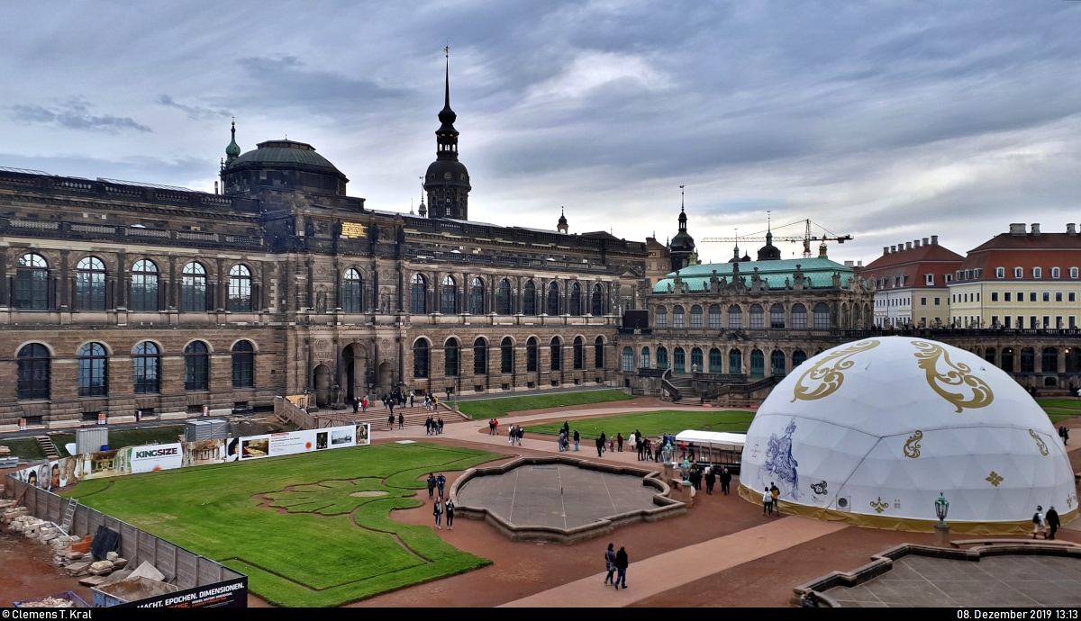 Ein kleiner Rundgang auf den Auenanlagen des Dresdner Zwingers.
Blick vom Mathematisch-Physikalischen Salon Richtung Sempergalerie und Deutscher Pavillon. Im Hintergrund ist der Hausmannsturm gut zu erkennen.
(Smartphone-Aufnahme)
[8.12.2019 | 13:13 Uhr]