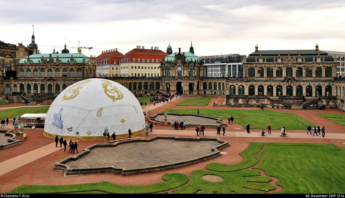 Ein kleiner Rundgang auf den Auenanlagen des Dresdner Zwingers.
Blick auf den Deutschen Pavillon (links, leider teilweise verdeckt), den Glockenspielpavillon (Mitte) sowie den sich anschlieenden Porzellanpavillon.
[8.12.2019 | 13:14 Uhr]