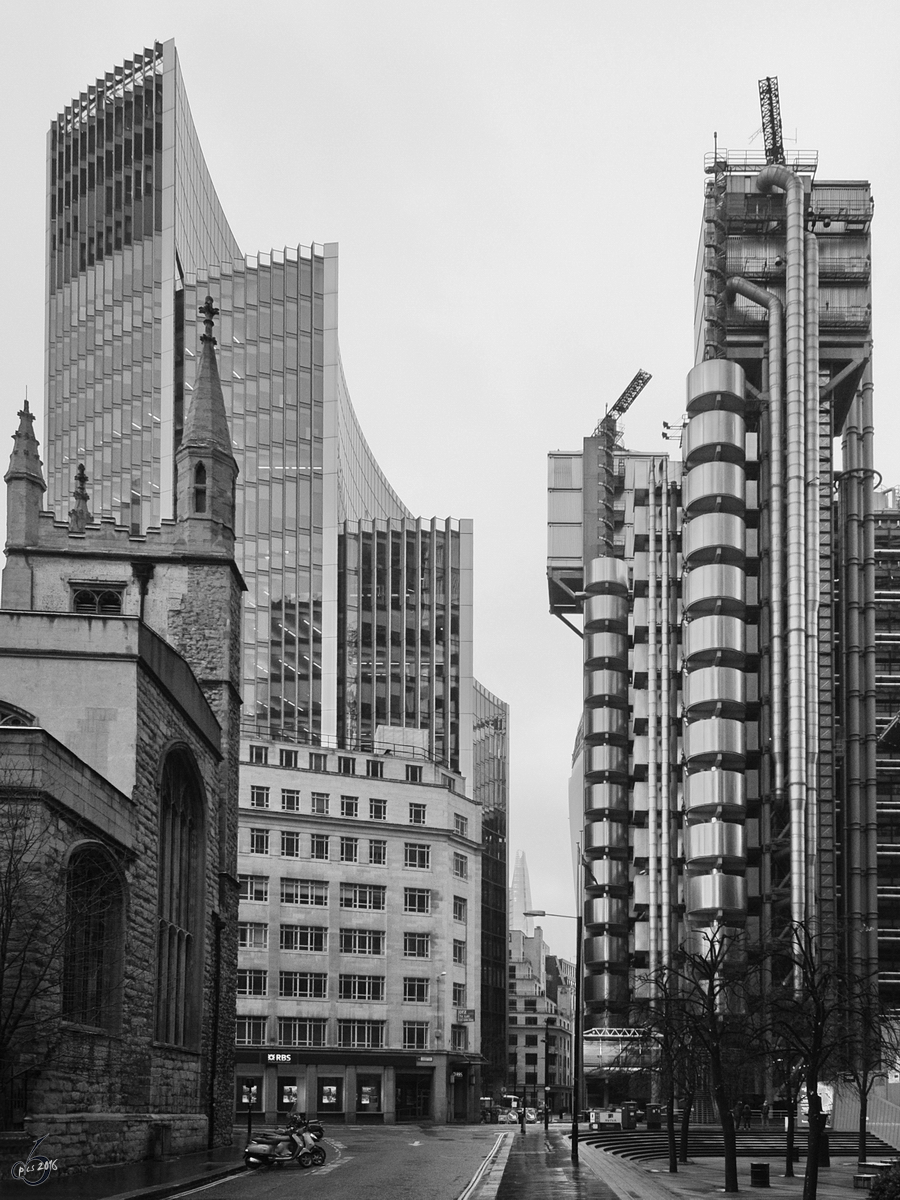 Ein kleiner Spaziergang mit Blick auf die modernen Hochhäuser in der Lime Street. (London, März 2013)
