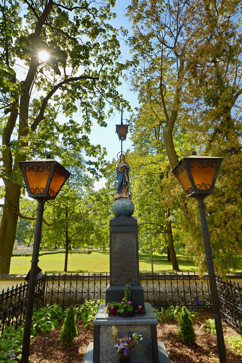 Ein kleines Grab im Schlosspark Wilanw. (Warschau, August 2015)
