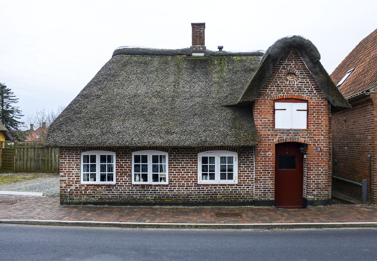 Ein kleines reetgedecktes Haus (Nrregade 13) in Hjer (deutsch Hoyer) in Nordschleswig. Aufnahme: 18. Mrz 2023.