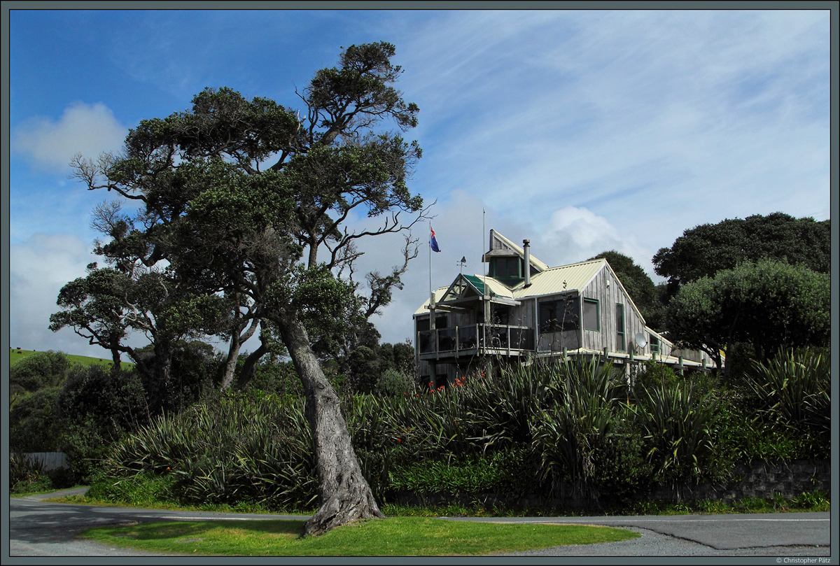 Ein kleines Wohnhaus in Matapouri,direkt an der Sandy Bay im Bezirk Whangarei. (11.10.2016)