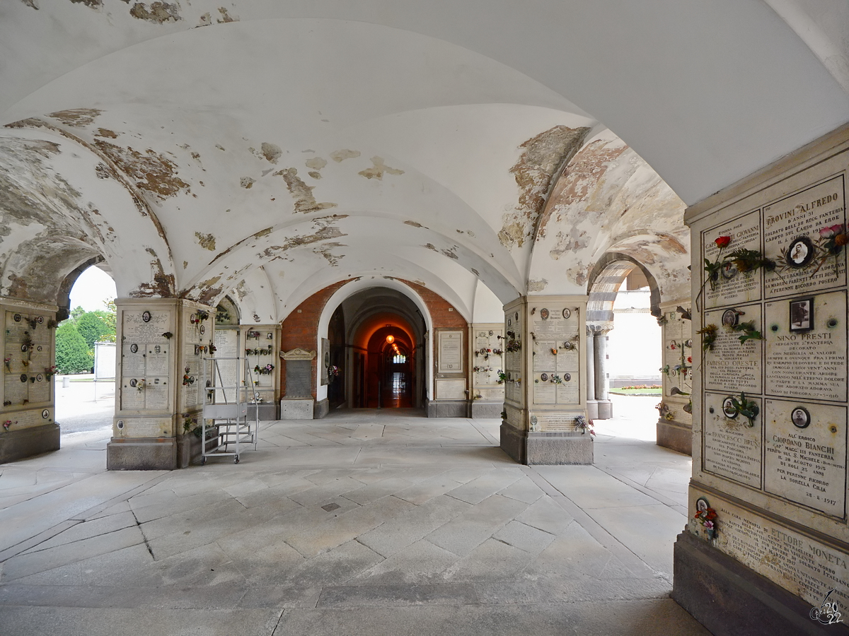 Ein Kolumbarium auf dem Zentralfriedhof von Mailand. (Juni 2022)