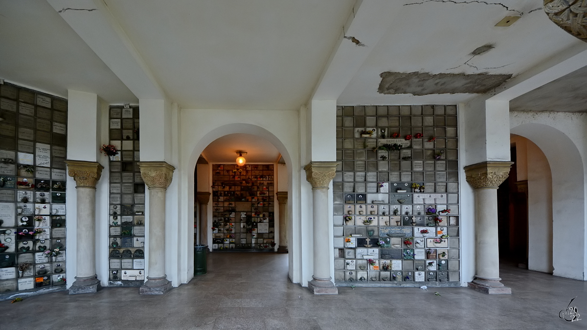 Ein Kolumbarium auf dem Zentralfriedhof von Mailand. (Juni 2022)