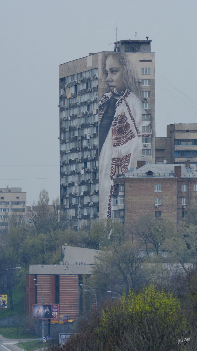 Ein Kunstwerk an einem ansonsten trostlosen Hochhaus in Kiew. (April 2018)