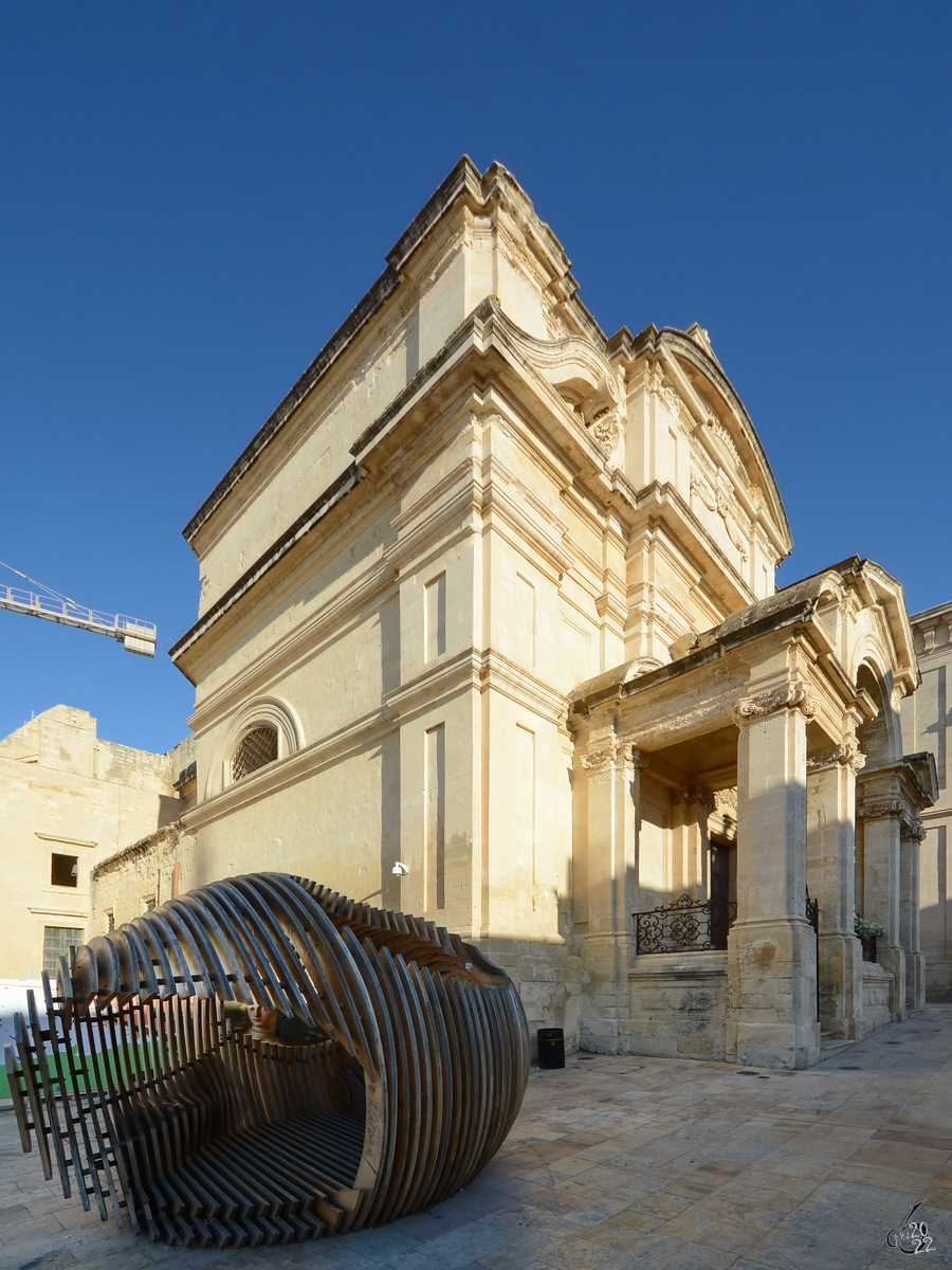 Ein Kunstwerk vor der im 16. Jahrhundert erbauten Kirche der heiligen Katharina von Alexandrien (Knisja ta’ Santa Katerina tal-Italja) in Valletta. (Oktober 2017)