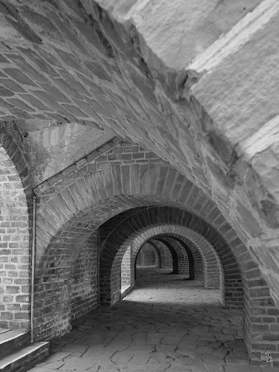 Ein langer Rundgang im rekonstruierten Amphitheater der Colonia Ulpia Traiana. (Xanten, Mai 2011)