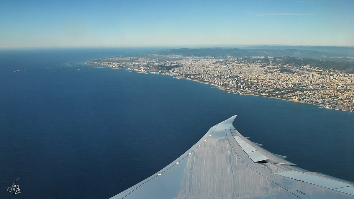 Ein letztes Eindrehen auf dem Weg zum Flughafen El-Prat ermglicht einen schnen Blick auf das Mittelmeer und auf die Stadt Barcelona. (November 2022)
