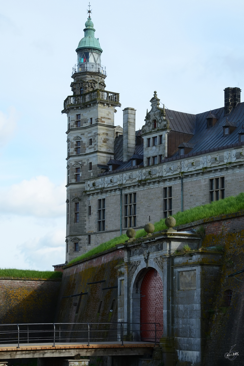 Ein Leuchtturm zur Meerseite schmckt die Kronburg in Helsingr. (Mai 2012)