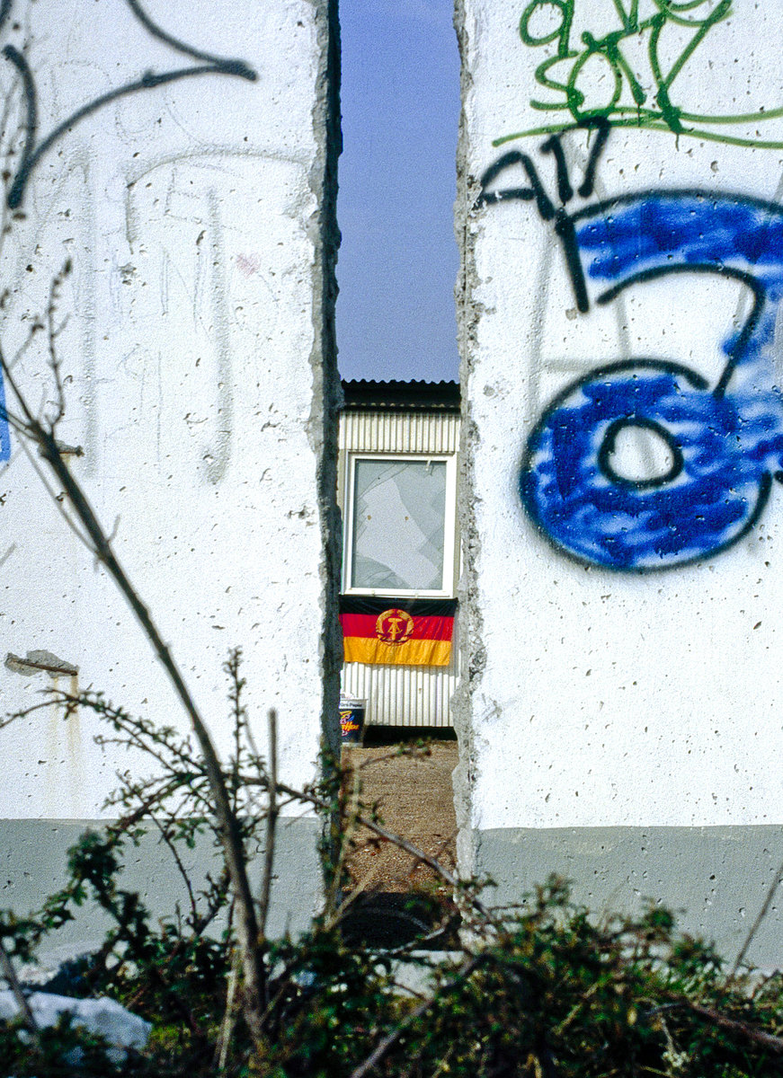 Ein Loch in der Berliner Mauer am Potsdamer Platz. Bild vom Dia. Aufnahme: April 1991.