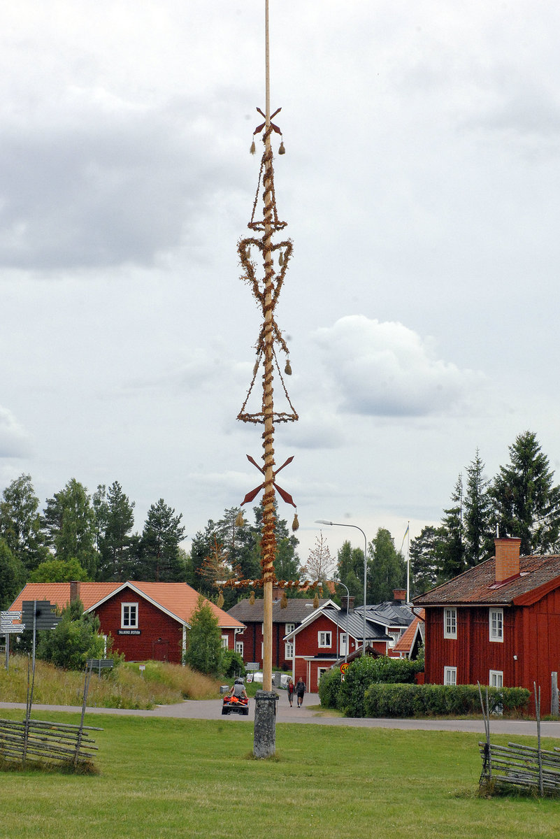 Ein Mittsommerbaum in Yttermo sdlich von Loksand (Dalarna/Schweden). Als Mittsommerfest werden die Feierlichkeiten zur Sommersonnenwende bezeichnet. In den skandinavischen Lndern, wo die Nchte zu dieser Jahreszeit kaum dunkel werden (Weie Nchte), sind die Bruche besonders lebendig.
Aufnahme: 31. Juli 2017.