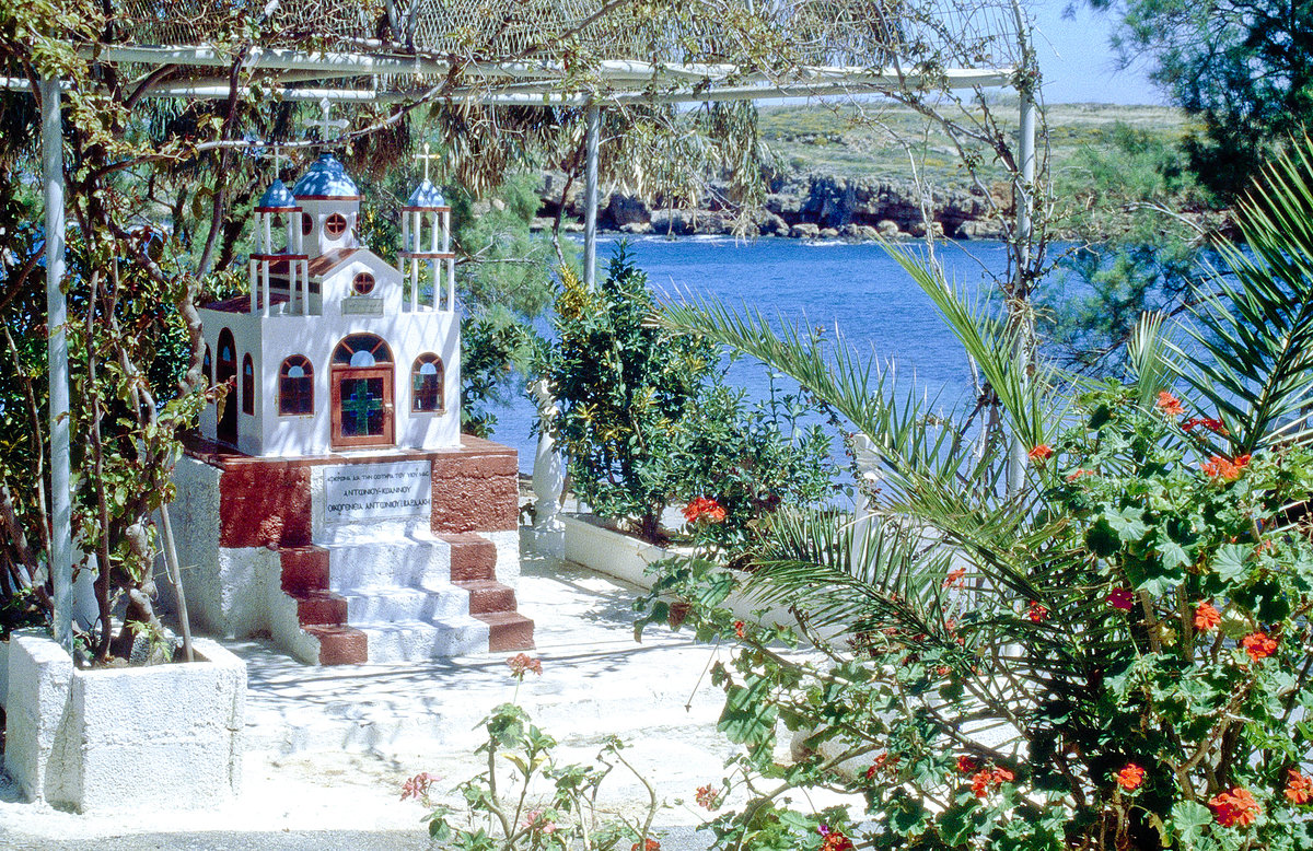 Ein Modell der Kirche Agii Apostoli am Iguana Strand bei Chania. Bild vom Dia. Aufnahme: April 1999.