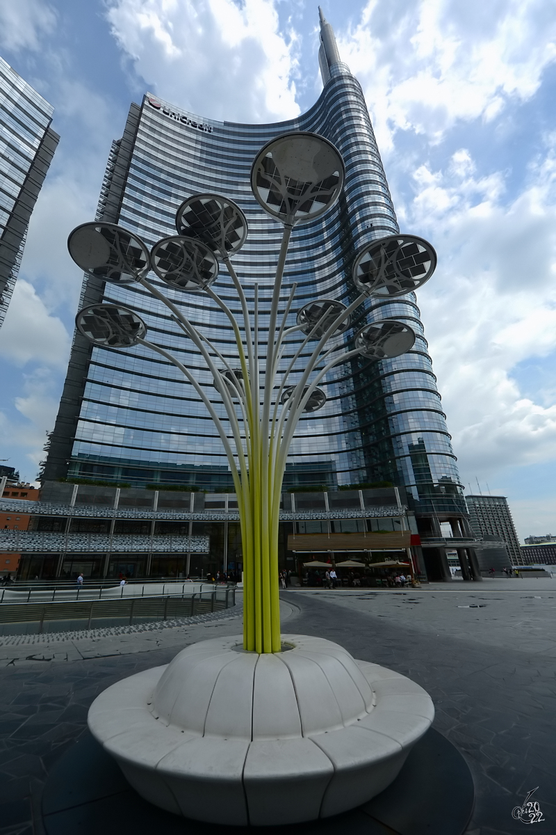 Ein modernes Kunstwerk vor dem 231 Meter hohen Torre Unicredit. (Mailand, Juni 2014)