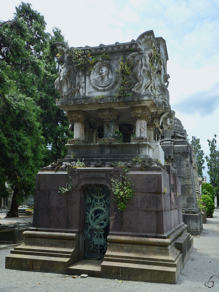 Ein monumentales Mausoleum auf dem Zentralfriedhof von Mailand. (Juni 2022)