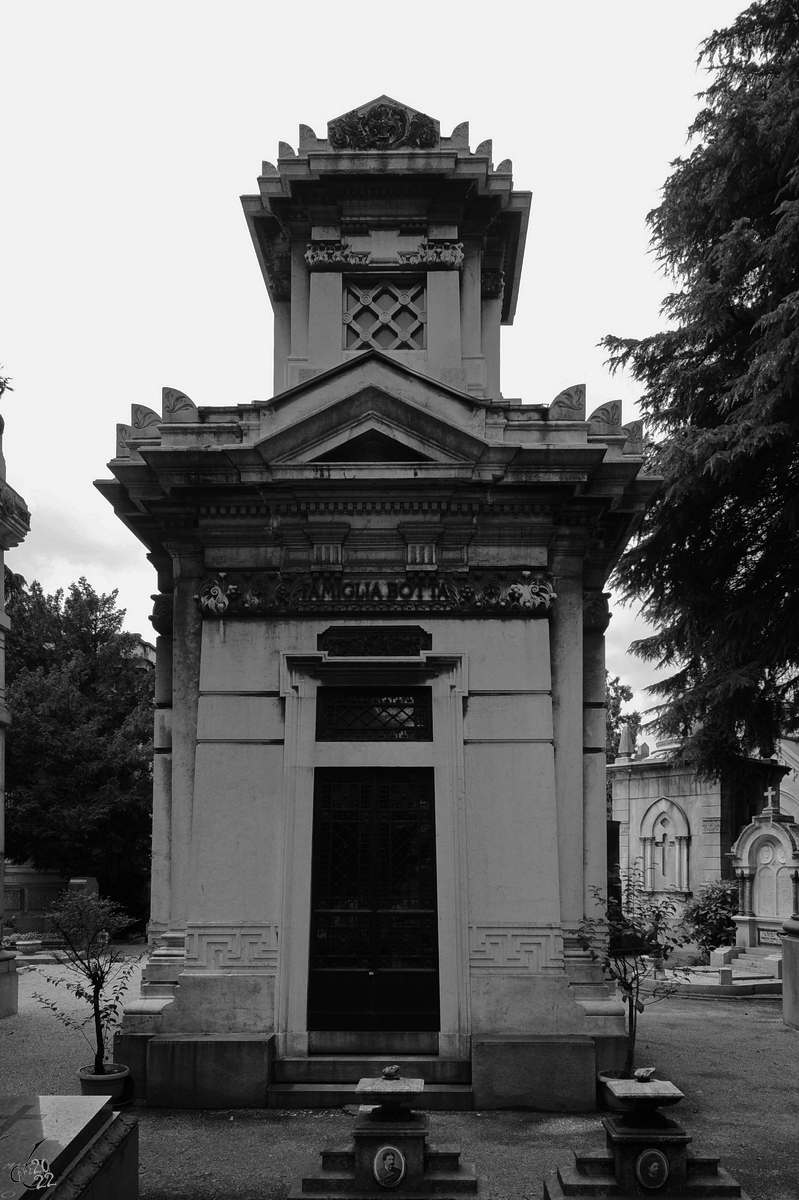 Ein monumentales Mausoleum auf dem Zentralfriedhof von Mailand. (Juni 2022)