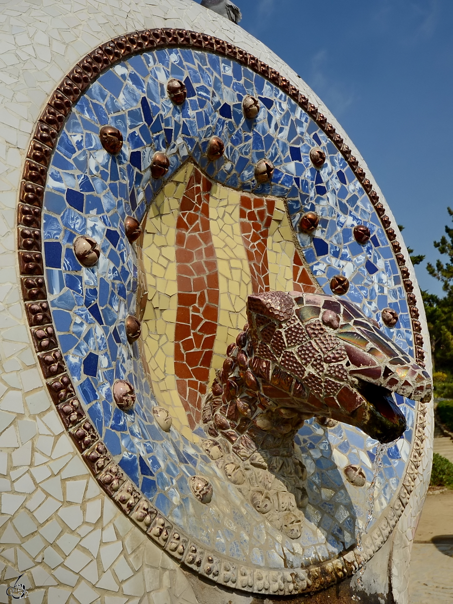 Ein Mosaikwappen am Eingang zum Park Gell, so gesehen Ende Februar 2012 in Barcelona.