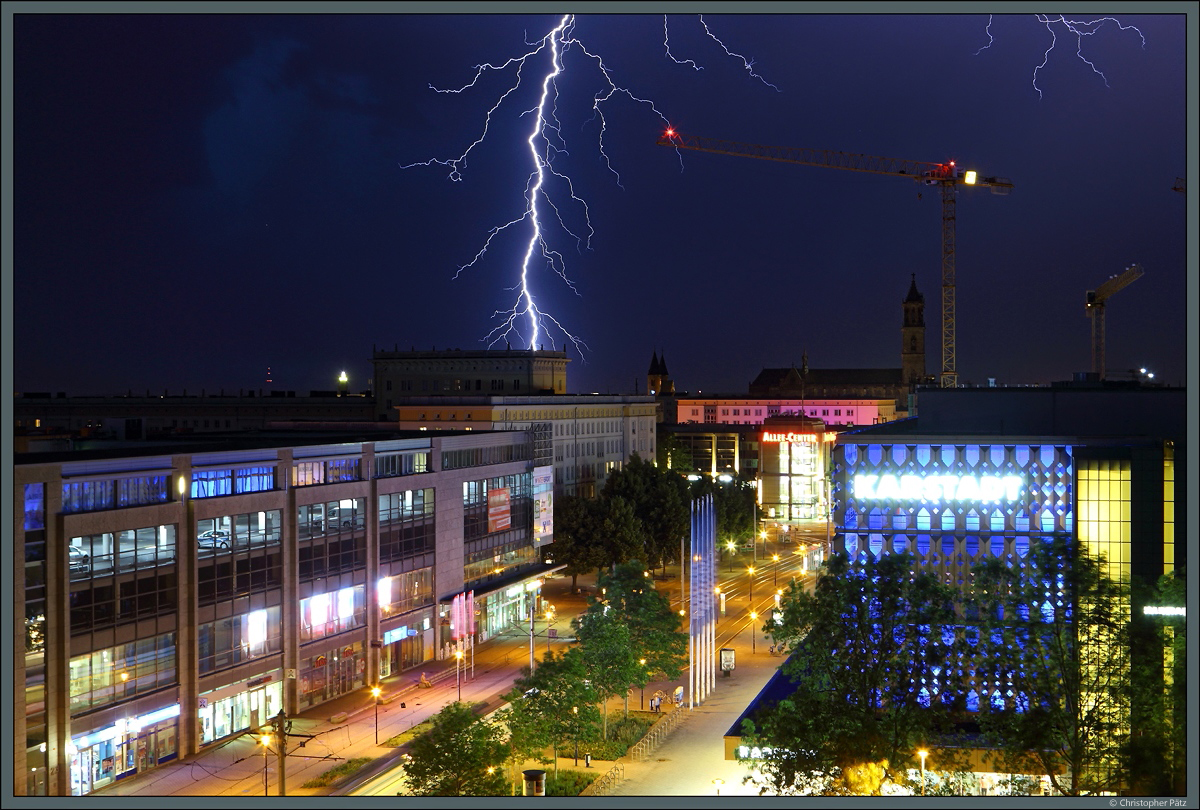 Ein nchtliches Gewitter entldt sich am 19.06.2019 ber dem Stadtzentrum von Magdeburg. 