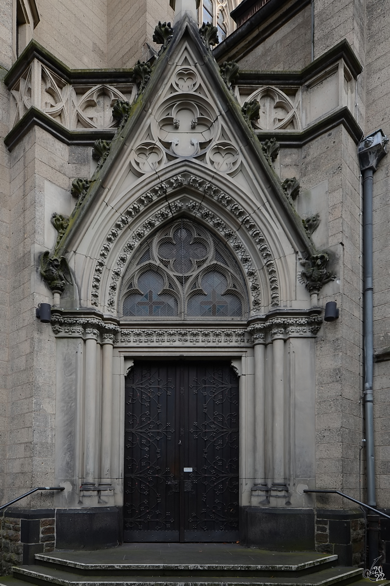 Ein Nebeneingang der von 1894 bis 1898 erbauten Pfarrkirche St. Josef in Koblenz. (September 2013)