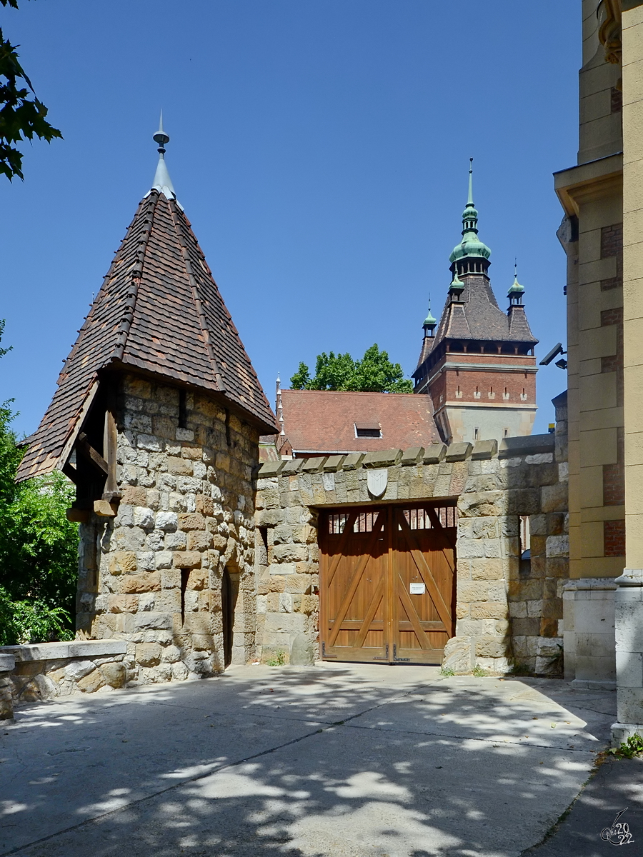 Ein Nebeneingang der Burg Vajdahunyad in Budapest. (August 2013)