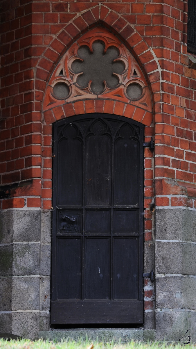 Ein Nebeneingang der Pfarrkirche St. Petri, so gesehen Ende August 2013 in Altentreptow.