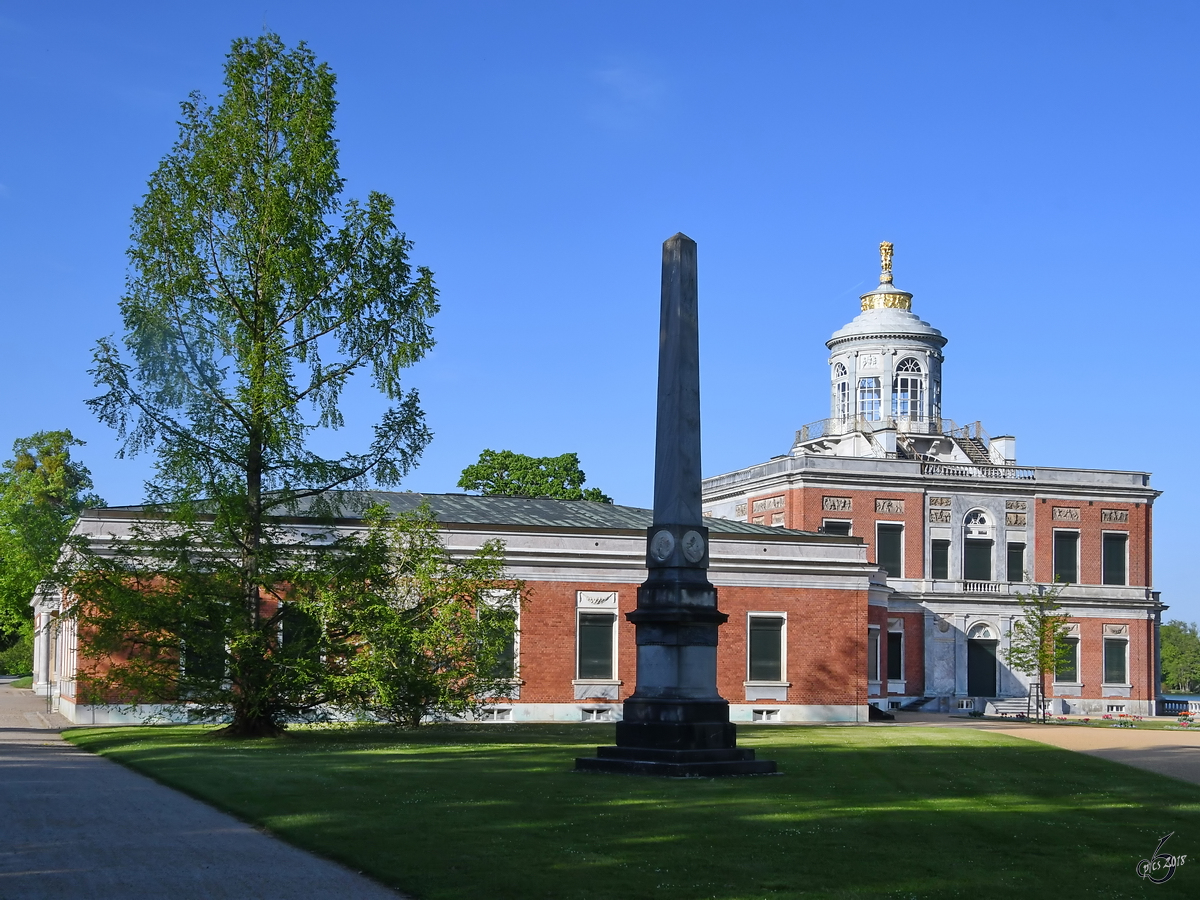 Ein Obelisk vor dem Marmorpalais im Neuen Garten. (Potsdam, April 2018)