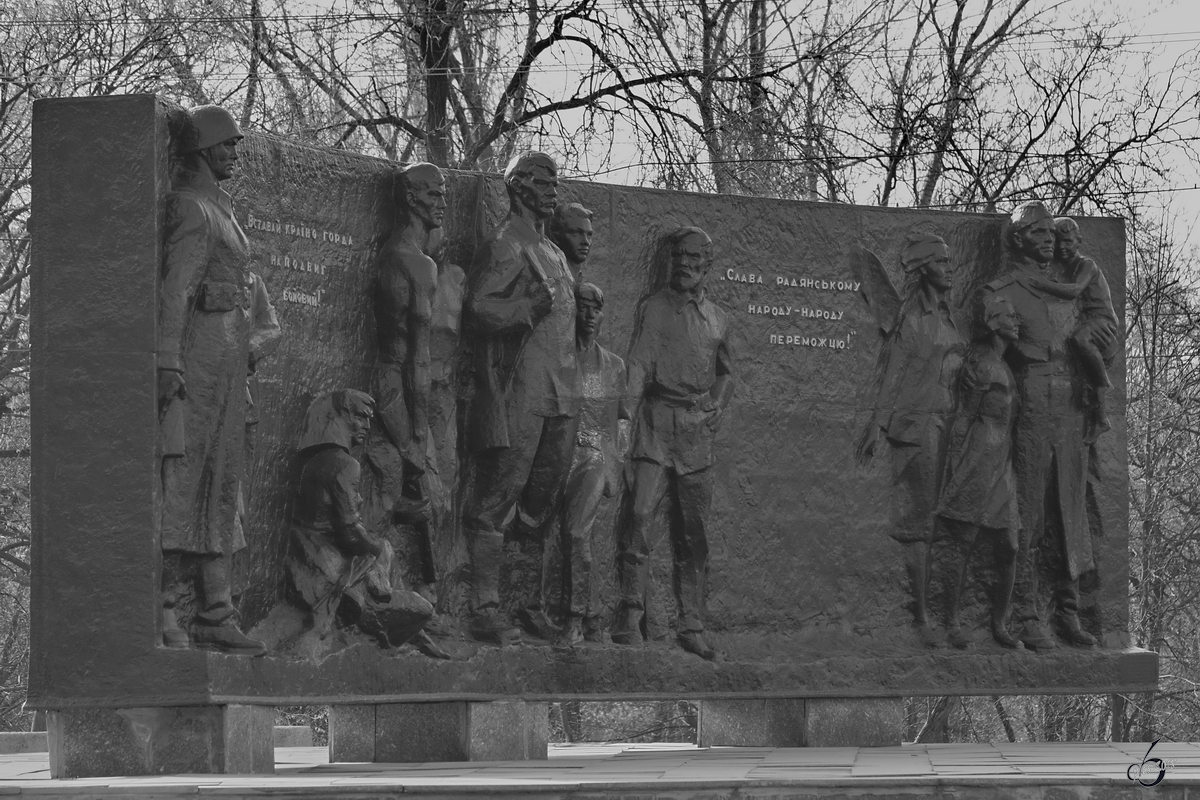 Ein patriotisches Figurenrelief aus der Sowjetzeit in Kryvyi Rih. (April 2016)