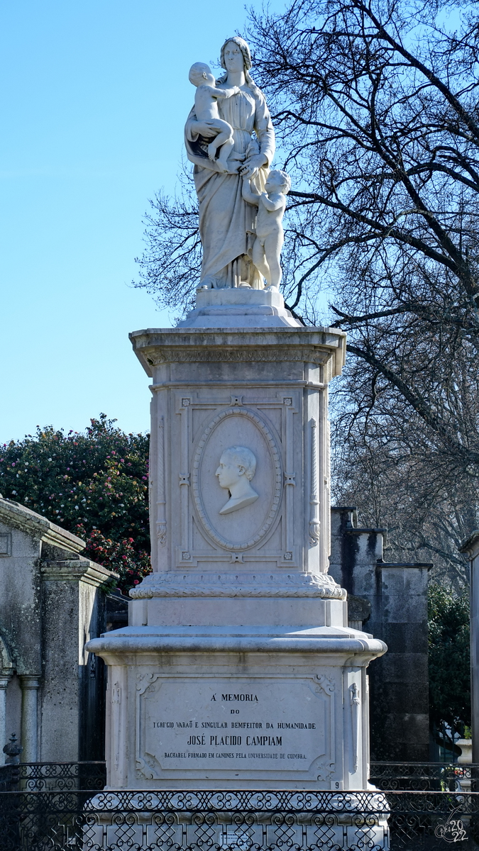 Ein prachtvoller Grabstein auf dem Friedhofsgelnde von Lapa (Cemitrio da Lapa) in Porto. (Januar 2017)