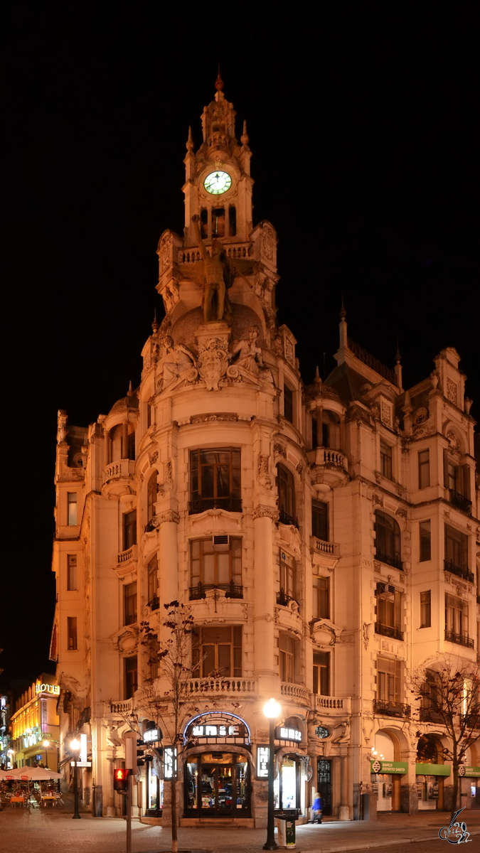 Ein prachtvolles Gebude am Anfang der Allee der Alliierten (Avenida dos Aliados) in Porto. (Mai 2013)