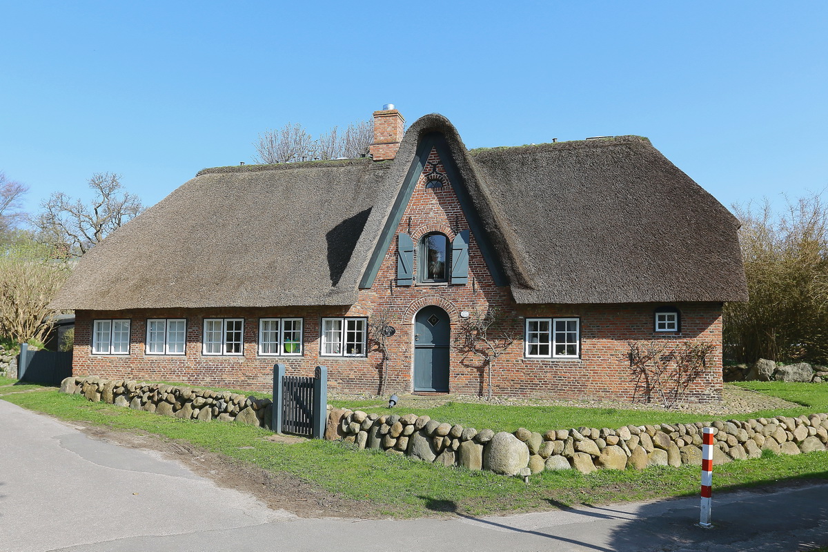 Ein Reetdachhaus mit typischen geteilter Eingangstr in Keitum auf Sylt am 20. April 2018 