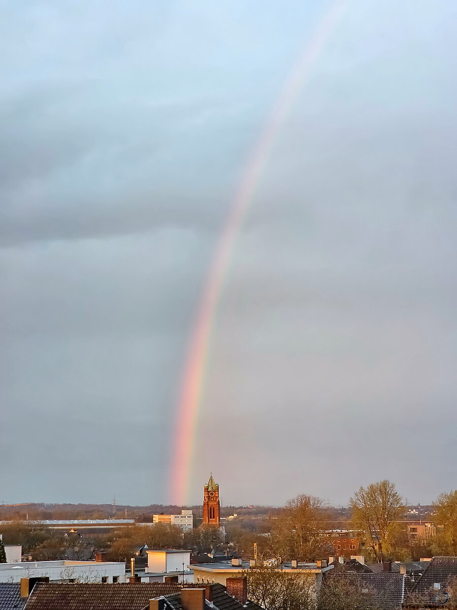 Ein Regenbogen �ber der Bochumer Innenstadt, so gesehen Mitte M�rz 2026.