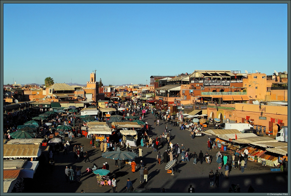 Ein reges Treiben herrscht am Nachmittag auf dem Djamâa el-Fna in Marrakesch. An unzähligen Ständen bieten Händler Getränke, Gewürze, Essen, Schmuck und Tonwaren an. (24.11.2015)