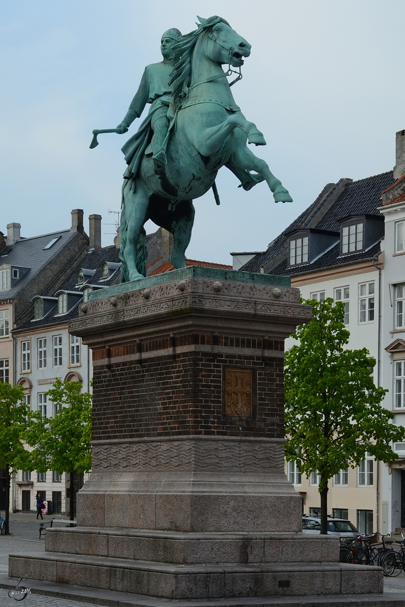 Ein Reiterstandbild des Erzbischofes von Lund Absalon in der Kopenhagener Innenstadt. (Mai 2012)