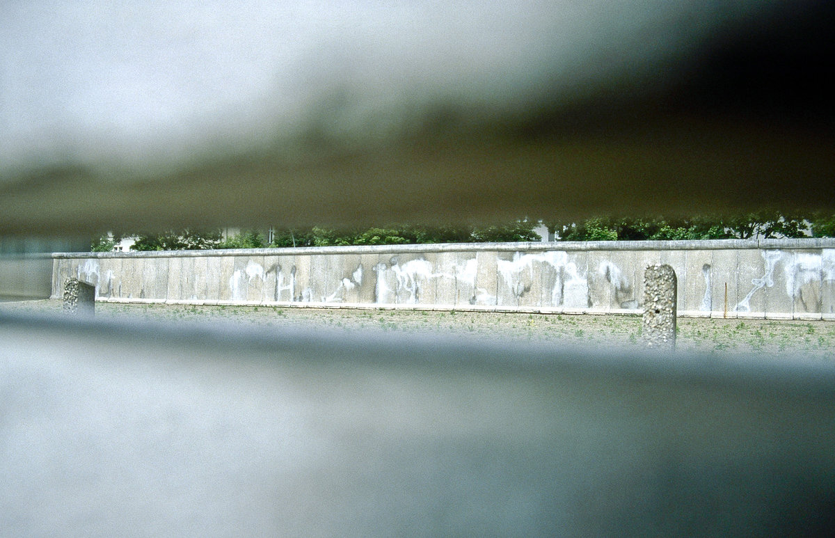 Ein Rest der Ostmauer in der Mauergedenktsttte Bernaber Strae (durch eine Spalte in der Westmauer gesehen). Bild vom Dia. Aufnahme: Juni 2001.