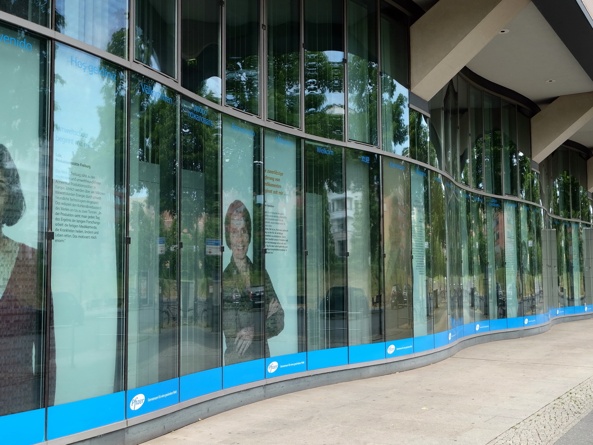 Ein Rckblick in die Linkstrae in Berlin Mitte am 11. Juli 2015 auf die Fensterfront von Pfizer Deutschland GmbH.