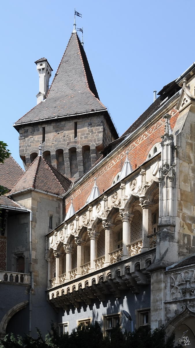 Ein Sulengang an der Burg Vajdahunyad in Budapest. (August 2013)