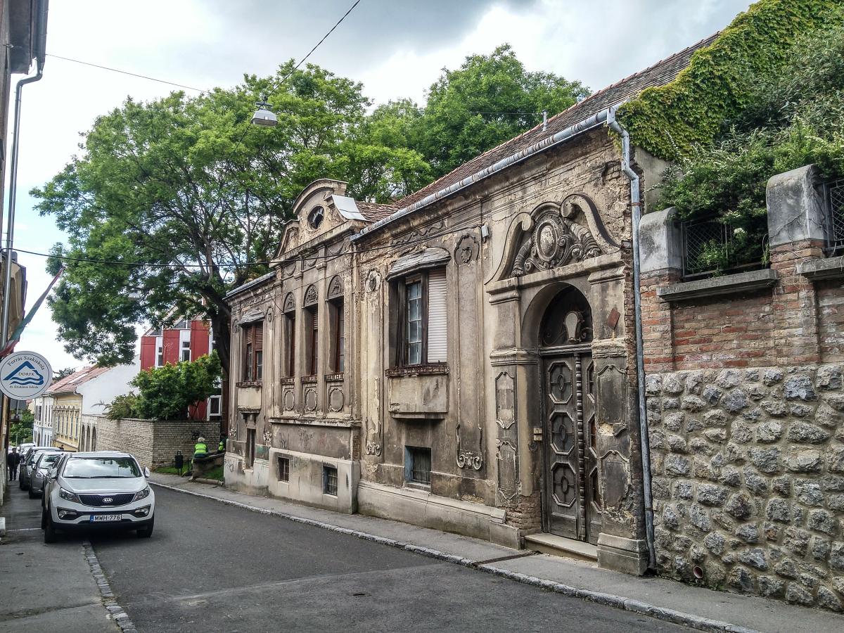 Ein schnes altes aber zu renovierendes Haus in der Innenstadt von Pcs. Aufnahmedatum:21.05.2019