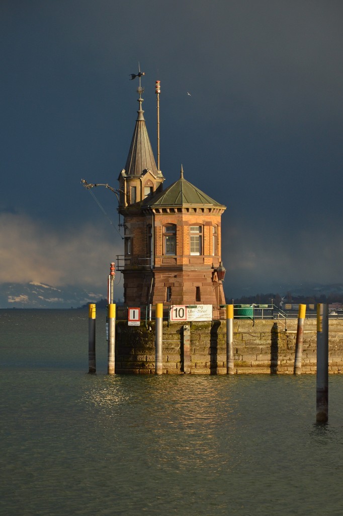 Ein Sehnsuchtshäuschen. Hafeneinfahrt nach dem Sturm. Konstanz, März 2015.