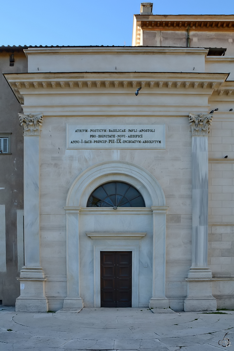Ein Seitenportal der imposanten Papstbasilika  Sankt Paul vor den Mauern  (San Paolo fuori le mura), welche eine der sieben Pilgerkirchen von Rom ist. (Dezember 2015)
