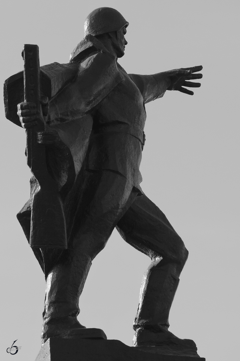 Ein Soldatenfigur erinnert an den heorischen Kampf der Roten Armee im Zweiten Weltkrieg. (Ukraine, April 2016)